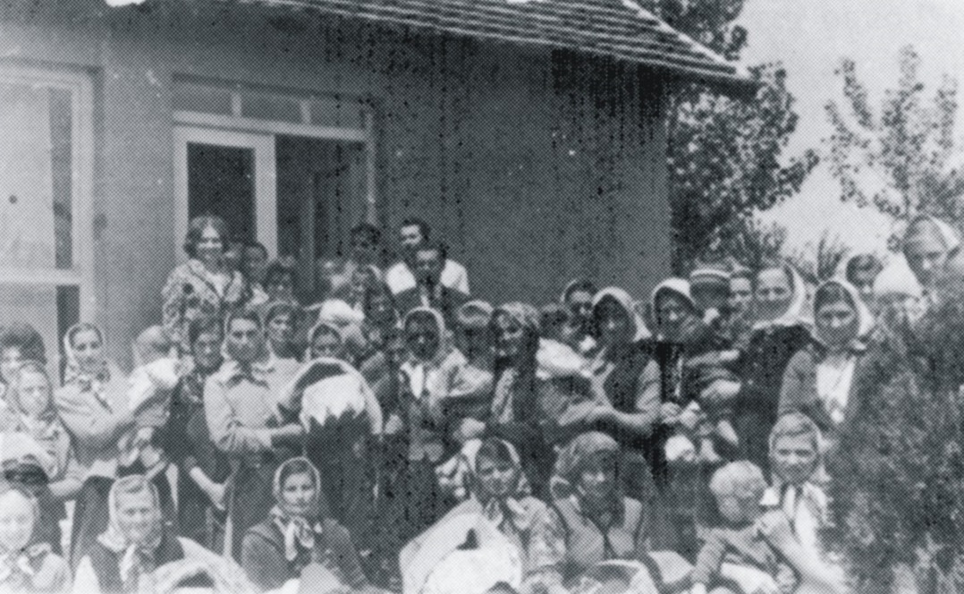 учесници предавања у једном хомољском селу средином 50-тих година прошлог века